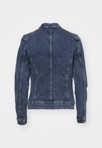 Chaqueta de mezclilla, azul oscuro, diseño ajustado, mangas largas, costuras visibles, yugo trasero, sin bolsillos. Cuello clásico, tejido texturizado.