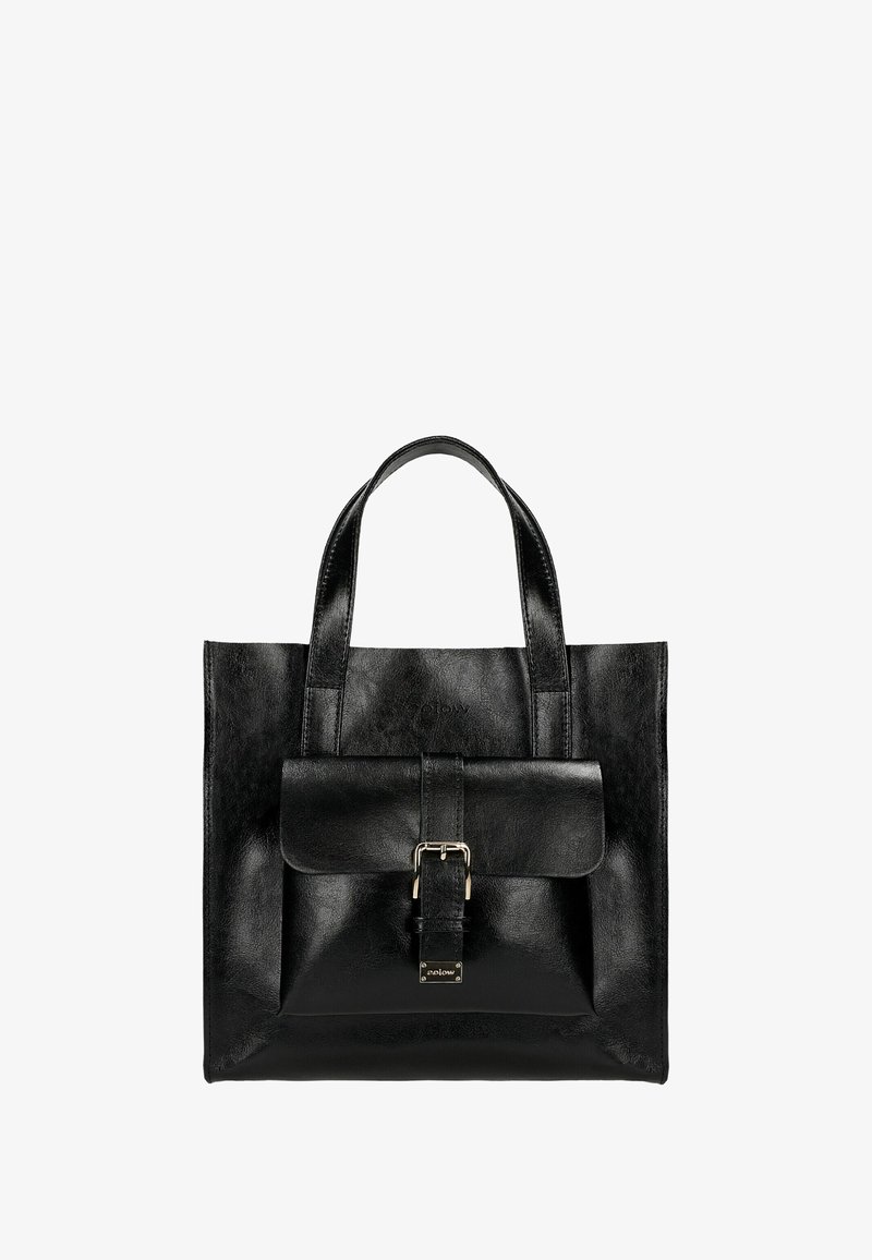 Czarna skórzana torba tote z podwójnymi uchwytami, przednia kieszeń zamykana klapką zabezpieczoną klamrą oraz gładką fakturą. Minimalistyczny design, prostokątny kształt.