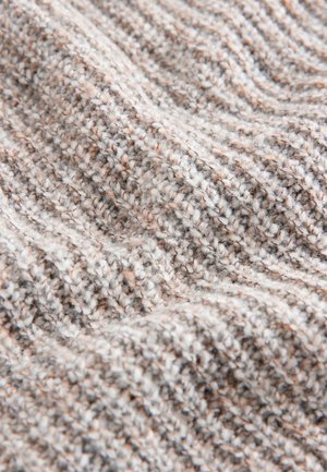 Tkany dzianinowy materiał w odcieniach szarości i beżu, z falistym wzorem oraz miękką, lekko puszystą fakturą i różnorodną grubością włókien.