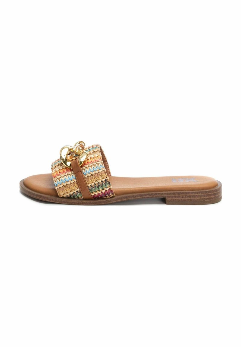 Chancla de tejido con parte superior de paja multicolor, acentos de cuero marrón y detalles en oro. Suela plana con un diseño de bajo perfil.