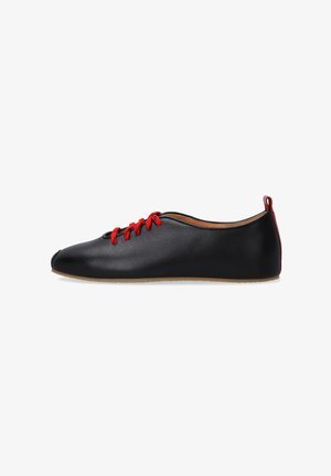 Černá kožená bota s elegantním designem, červenými tkaničkami a nízkoprofilovou gumovou podrážkou. Má minimalistický tvar s kulatou špičkou.