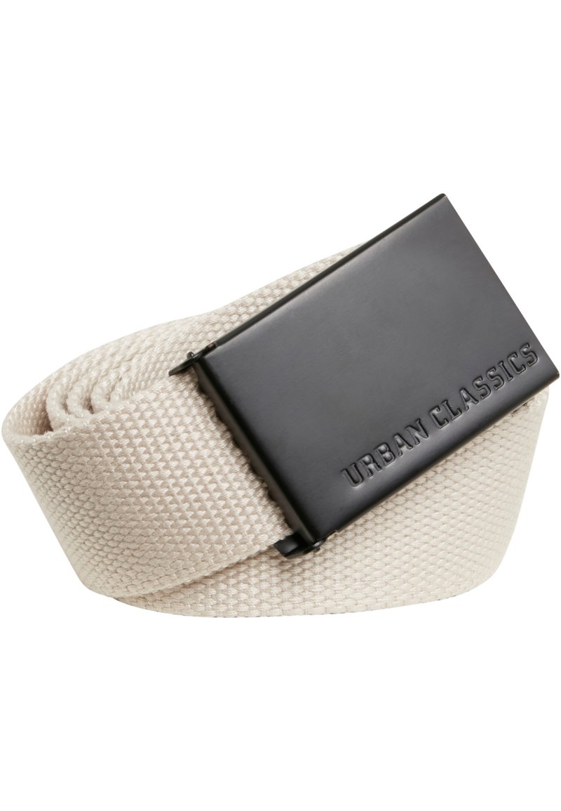 Ceinture en tissu tissé beige avec une boucle rectangulaire en métal noir comportant le texte en relief "URBAN CLASSICS". Surface texturée, design décontracté.