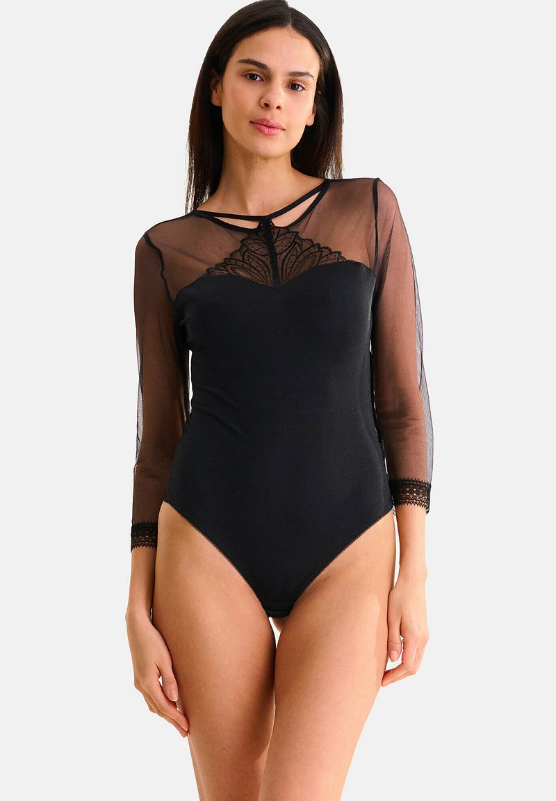 Bodysuit noir avec des manches en mesh transparent trois-quarts, présentant des accents en dentelle et un col haut avec un motif complexe. Tissu lisse sur l'ensemble.