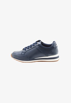 Marineblauwe leren sneakers met getextureerde zijaccenten, ronde neus en rubberen zool met een witte streepdetail en vetersluiting.