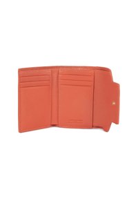 Portafoglio in pelle arancione con molteplici scomparti per carte e trama liscia. Presenta dettagli di cuciture e un logo impresso all'interno.