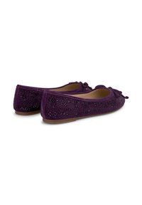 Lila Wildleder-Ballerinas mit ausgeschnittenen Blumenmustern und einer Schleifendetail an der Vorderseite, ausgestattet mit einer flachen Sohle und glattem Innenfutter.