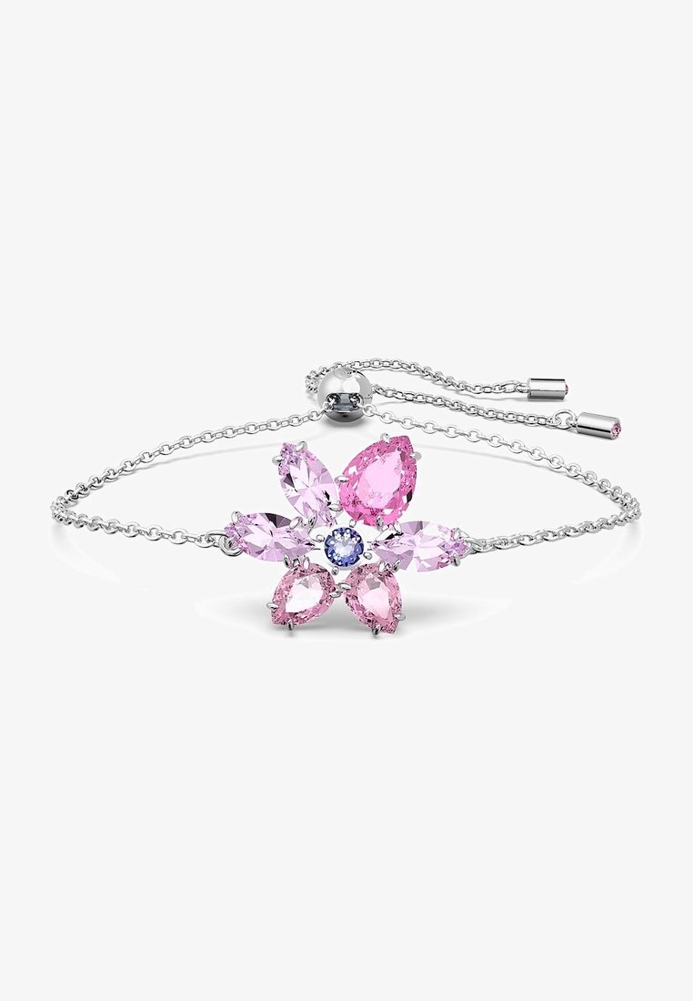 Bracelet en chaîne argentée avec fermoir ajustable, présentant un arrangement en forme de fleur de pierres précieuses roses et violettes de différentes tailles.