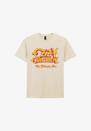 Beiges T-Shirt mit kurzen Ärmeln und rotem und gelbem "Ozzy Osbourne The Ultimate Sin" Text auf der Vorderseite.