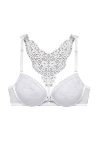 Sujetador blanco de encaje con copas acolchadas, superposición de encaje floral en las copas y un respaldo decorativo de encaje con patrones intrincados y tirantes ajustables.