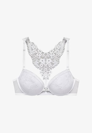 Soutien-gorge en dentelle blanche avec des bonnets rembourrés, superposition en dentelle florale sur les bonnets, et un dos en dentelle décoratif avec des motifs complexes et des bretelles réglables.