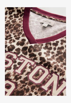 Lepardraksta grūtniecības krekls ar V veida izgriezumu, kas ir ar bordo ribbētu apkakli un izteiksmīgu 'BOSTON' uzrakstu gaiši rozā krāsā. Mīksta auduma tekstūra.