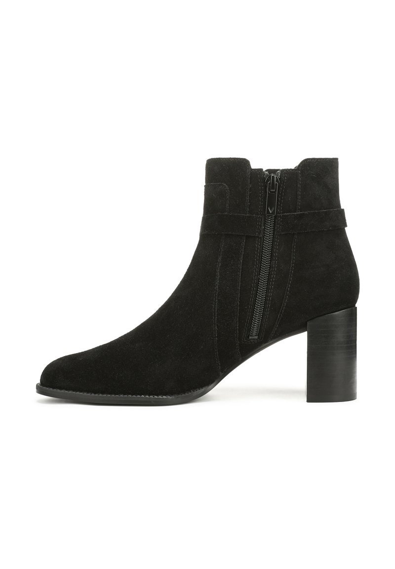 Stivale alla caviglia in suede nero con punta affilata, cerniera laterale e tacco impilato nero. Caratterizzato da un design elegante e una superficie texture.