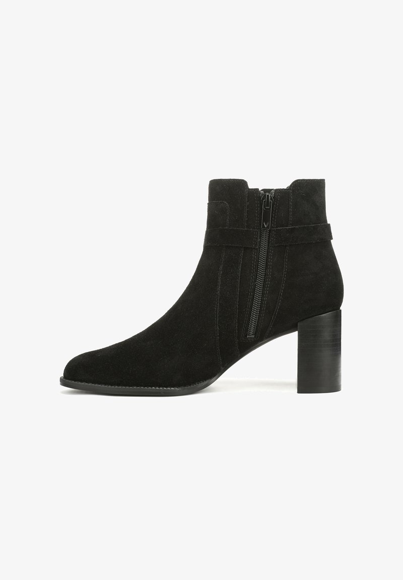 Schwarze Wildleder-Ankle Boots mit spitzer Zehenform, seitlichem Reißverschluss und einem gestapelten schwarzen Absatz. Bietet ein elegantes Design und eine strukturierte Oberfläche.