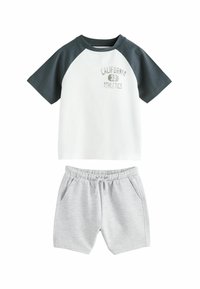 To-delt tøj sæt med en hvid T-shirt med mørkegrønne raglanærmer og grå shorts med elastisk talje og lommer.