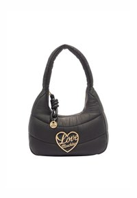 Bolso de mano negro acolchado con forma redondeada, que presenta un logo de corazón dorado, superficie texturizada y un asa trenzada. Incluye una etiqueta de la marca.