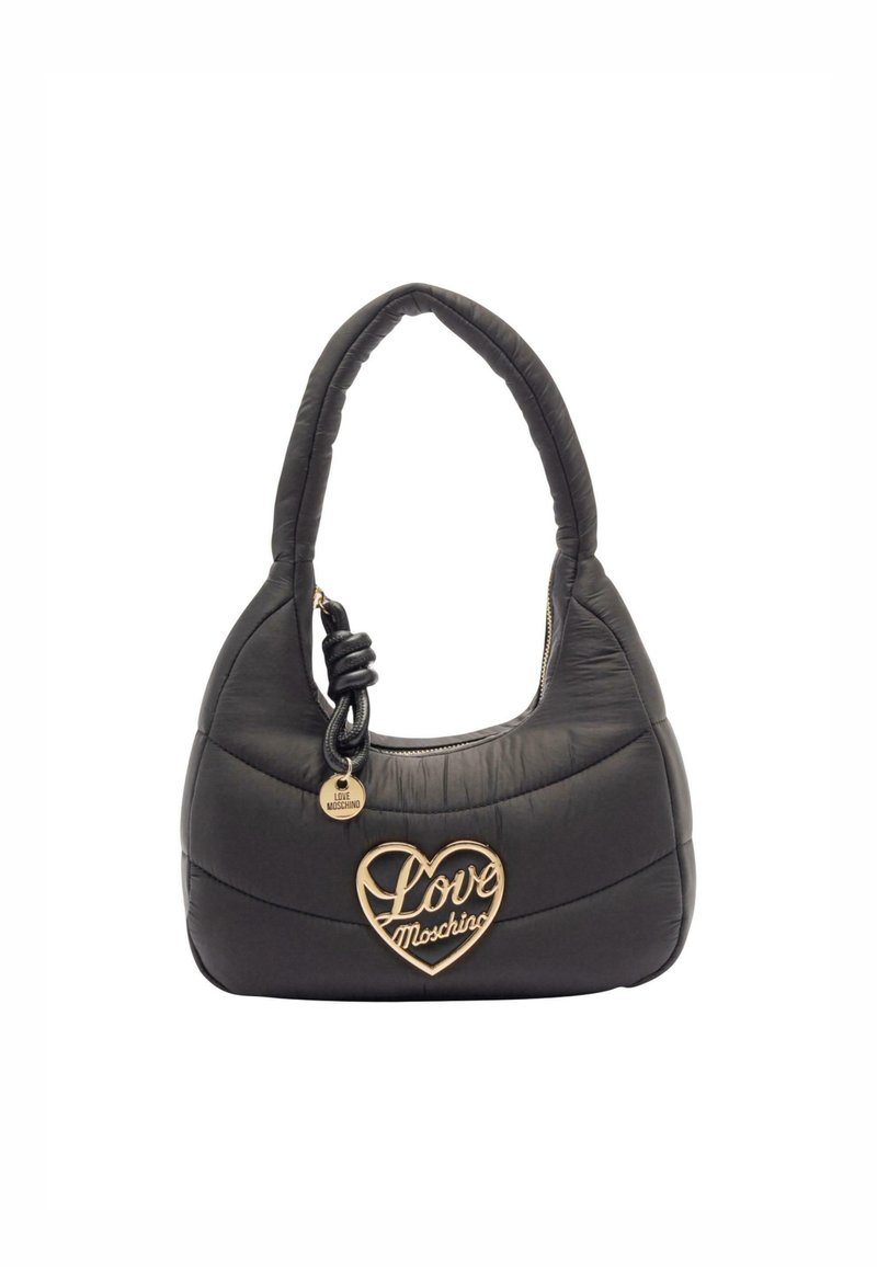 Bolso de mano negro acolchado con forma redondeada, que presenta un logo de corazón dorado, superficie texturizada y un asa trenzada. Incluye una etiqueta de la marca.