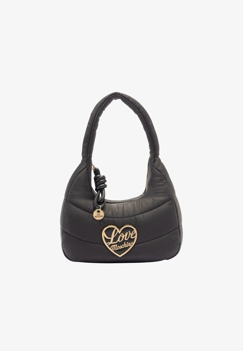 Bolso de mano negro acolchado con forma redondeada, que presenta un logo de corazón dorado, superficie texturizada y un asa trenzada. Incluye una etiqueta de la marca.