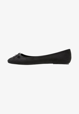 Schwarze Wildleder-Balletschuhe mit abgerundeter Spitze, ausgestattet mit einer dekorativen Schleife vorne und einem flachen Sohlen-Design. Glatte Textur und klassisches Format.