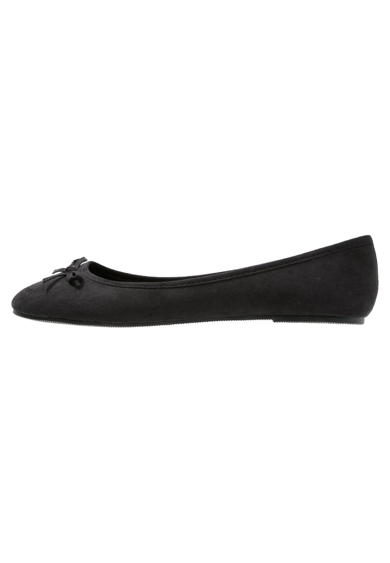 Ballerines en daim noir avec un bout arrondi, ornées d'un nœud décoratif à l'avant et d'une semelle plate. Texture lisse et forme classique.