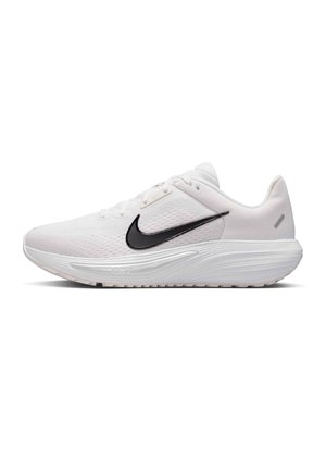 Weißer sportlicher Laufschuh mit schwarzem Nike-Logo an der Seite und gepolsterter Sohle, im rechten Profil vor weißem Hintergrund gezeigt.