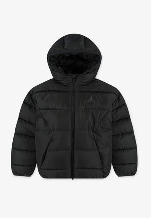 Veste matelassée noire à capuche avec fermeture éclair frontale et logo subtil sur la poitrine gauche, présentant des coutures horizontales matelassées et des poignets élastiques.