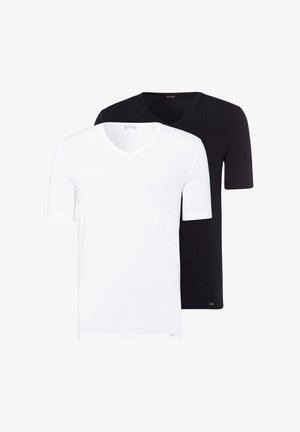 Zwei schlichte T-Shirts mit kurzem Arm und V-Ausschnitt, eines weiß vorne und eines schwarz hinten, dargestellt auf weißem Hintergrund.
