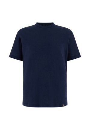 Laivastonsininen, lyhythihainen, pyöreäkauluksinen t-paita, jossa on pieni musta lappu helman lähellä, yksivärisen valkoisen taustan päällä.