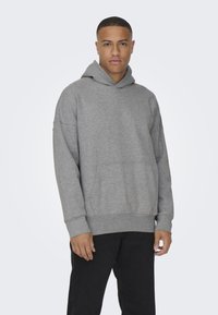 Graue Kapuzenjacke aus weichem Baumwoll-Mix, mit einer großen Fronttasche, Kordelzugkapuze und gerippten Bündchen und Saum.
