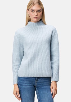Maglione a collo alto a costine di un blu chiaro, con maniche lunghe, una vestibilità comoda e tessuto testurizzato; abbinato a jeans in denim.