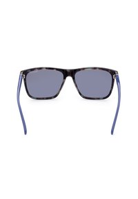 Zonnebril met een schildpaddenframe, donkergrijze lenzen en blauwe plastic scharniers. Heeft een slank rechthoekig ontwerp.