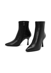 Zwarte leren enkellaarsjes met een spitse neus, voorzien van een zijrits en dunne stilettohak. Gladde textuur en elegant ontwerp.
