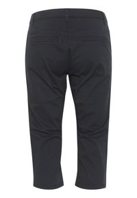 Černé capri kalhoty z bavlněné směsi s hladkým povrchem, zadními kapsami a rovnými nohavicemi, s jednoduchým designem bez ozdob.