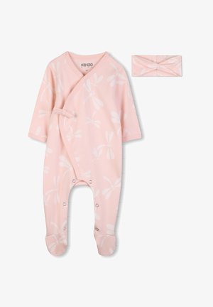 Combinaison rose pour bébé avec motifs floraux blancs, boutons-pression le long des jambes et bandeau assorti, taille 3 mois, présentée sur fond blanc.