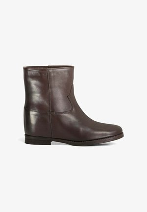 Bruine leren enkelboots met een afgeronde neus en een lage, platte hak. Gladde textuur met minimale stiksels en een zijuitsnijding.