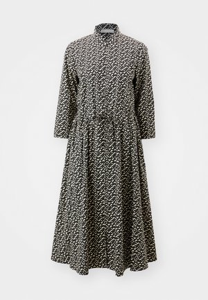 Čierno-bielé šaty s vzorom, dlhými rukávmi, vysokým golierom, zúženým pásom a splývavou sukňou. Vyrobené z ľahkého materiálu.