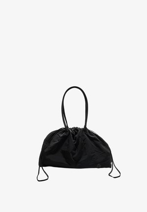 Schwarze Stoffzugtasche mit zwei langen Griffen, gerafftem oberen Teil, glatter Textur und einem kleinen Knopfakzent an der Basis.