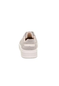 Šedé semišové slip-on tenisky s polstrovaným podpatkem, bílou podrážkou a minimalistickým designem. Mají hladký povrch a žádné viditelné logo.