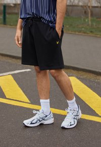Lyle & Scott - Shorts - jet black Thumbnail Image 1