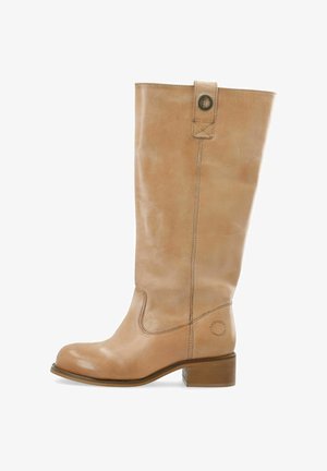 Stivale al ginocchio in pelle marrone chiaro con punta arrotondata, tacco a blocco e bottone decorativo laterale. Texture liscia con cuciture e punti visibili.