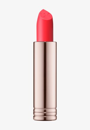 Felle roze lippenstift in een metalen rosegouden tube met een ronde punt. De tube heeft een gladde afwerking en een duidelijk gegraveerd logo bovenop.