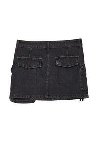 Mini-jupe en denim noir avec un ourlet effiloché, deux poches arrière et une poche latérale cargo avec un détail de bouton. Coupe décontractée et design structuré.
