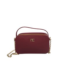 Borsa a tracolla sintetica rossa con tracolla a catena dorata, chiusura con zip e logo in rilievo. Presenta una forma rettangolare e una superficie testurizzata.