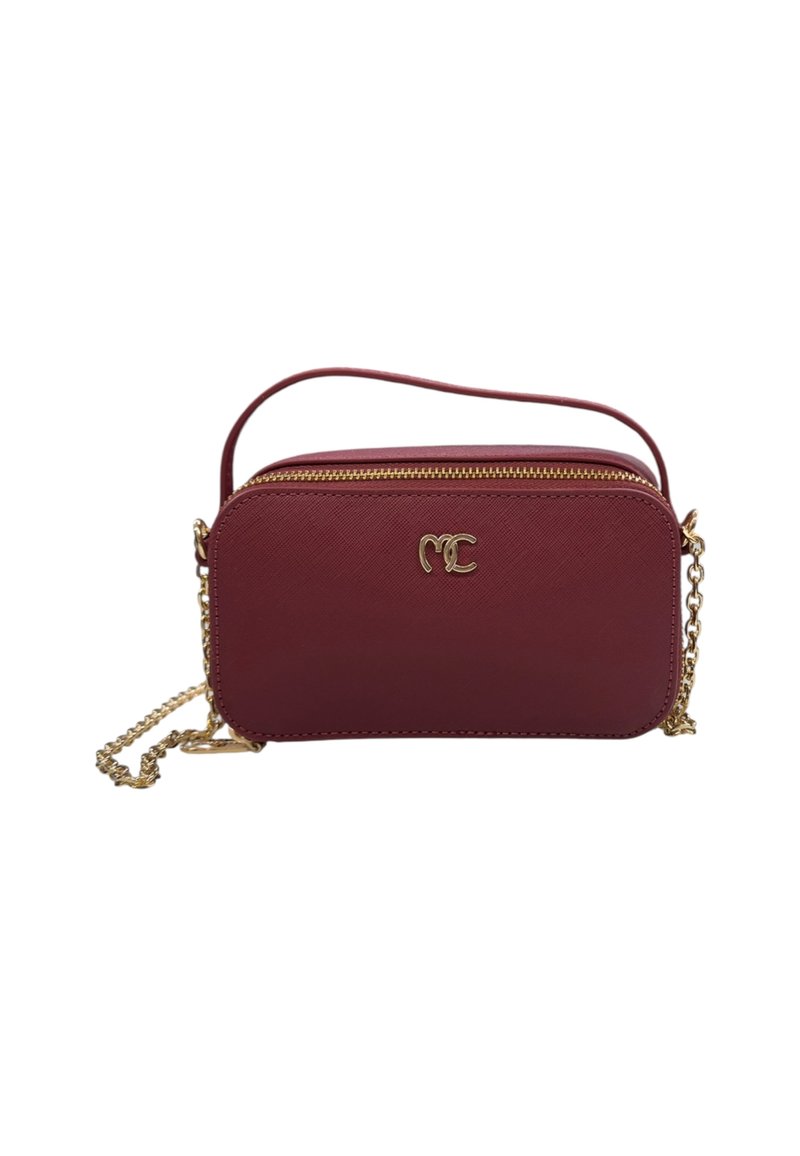 Borsa a tracolla sintetica rossa con tracolla a catena dorata, chiusura con zip e logo in rilievo. Presenta una forma rettangolare e una superficie testurizzata.