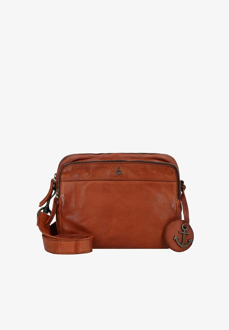 Borsa a tracolla in pelle marrone con zip, tracolla regolabile e un ciondolo circolare con design di un'ancora. Texture liscia.