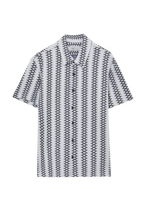 Camicia a maniche corte con bottoni, bianca con strisce verticali blu navy e piccoli motivi geometrici; il tessuto presenta una lieve texture.