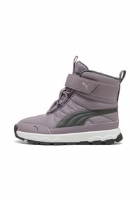 Fioletowy syntetyczny botek za kostkę z czarnymi akcentami, wyściełanym kołnierzem, regulowanym paskiem, teksturowaną powierzchnią oraz białą podeszwą z czarnym bieżnikiem.