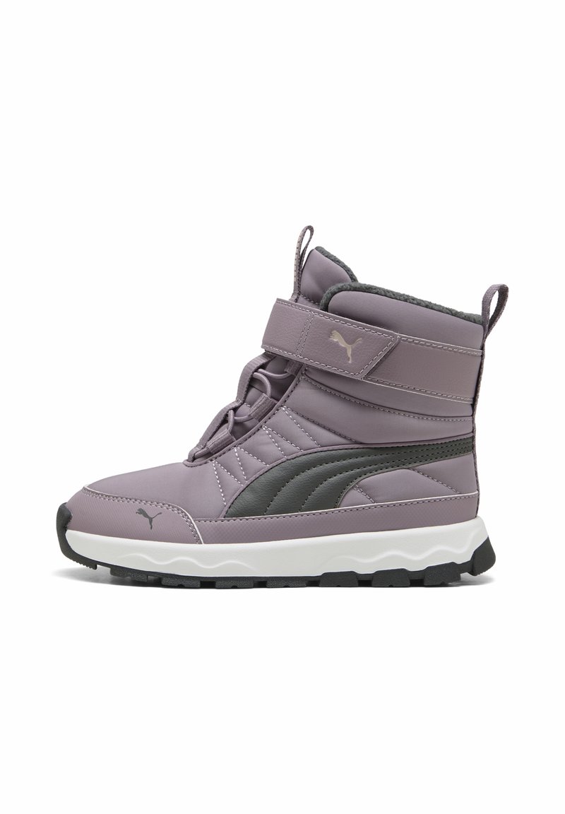 Fioletowy syntetyczny botek za kostkę z czarnymi akcentami, wyściełanym kołnierzem, regulowanym paskiem, teksturowaną powierzchnią oraz białą podeszwą z czarnym bieżnikiem.