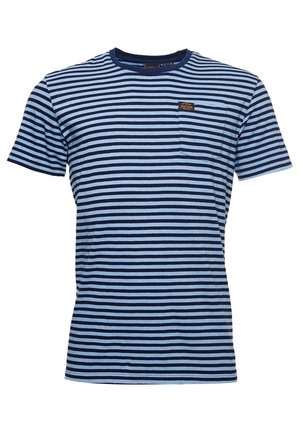 Męski t-shirt z krótkim rękawem w poziome paski w kolorze granatowym i jasnoniebieskim, z okrągłym dekoltem i kieszonką na piersi z małą brązową metką.