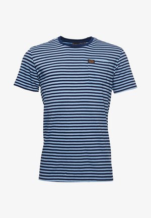 Męski t-shirt z krótkim rękawem w poziome paski w kolorze granatowym i jasnoniebieskim, z okrągłym dekoltem i kieszonką na piersi z małą brązową metką.