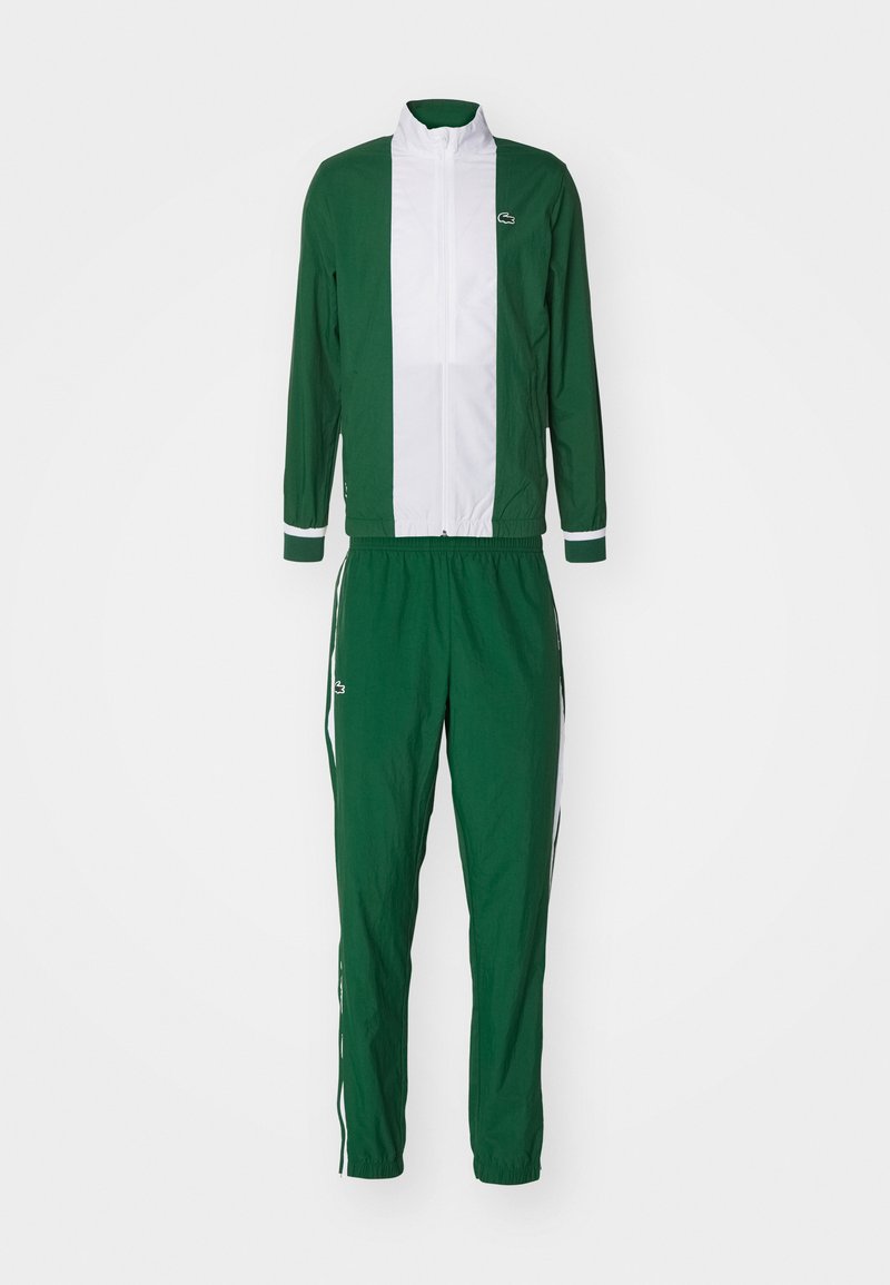 Zielony i biały dres z zamkiem błyskawicznym, z długimi rękawami i dopasowanymi spodniami na elastycznym pasie, z logo marki na kurtce i spodniach.